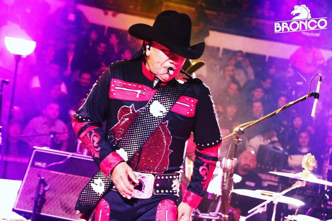 Lupe Esparza. El líder de Bronco sigue cautivando a sus fans como en los viejos tiempos. Su estilo inconfundible en el grupo y su figura atlética no pasan desapercibidos por su público femenino.