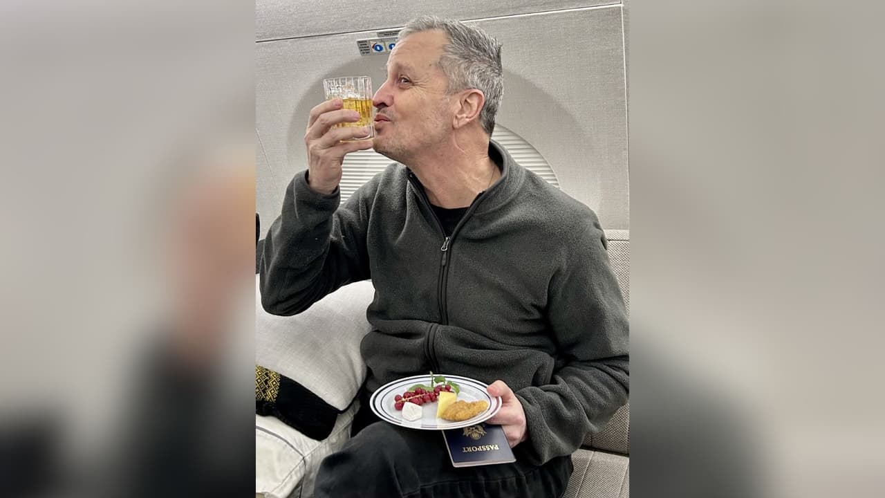 Primera imagen en libertad: Rusia libera a un maestro estadounidense que estaba detenido desde 2021