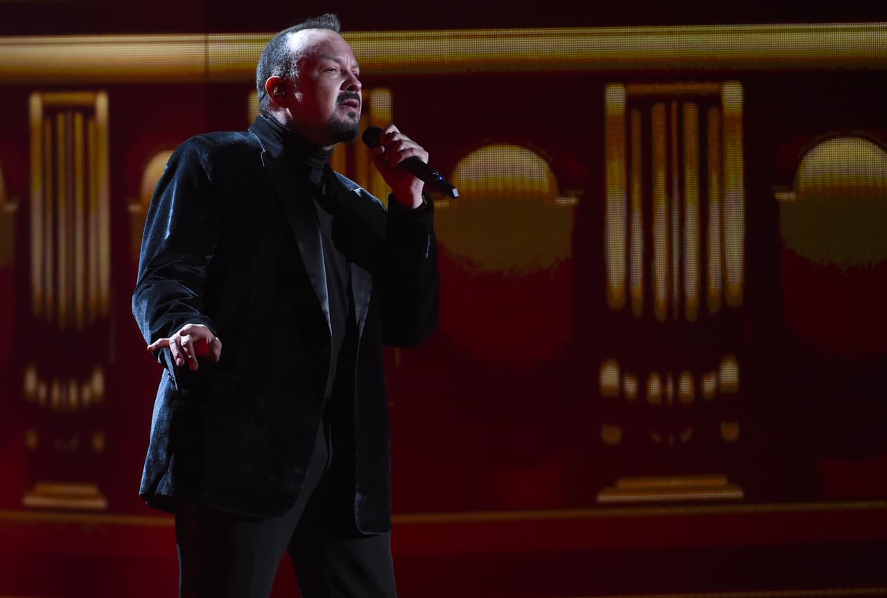 Acompañado de un grupo de cuerdas, Pepe Aguilar realizó un homenaje a José José con "El Triste".