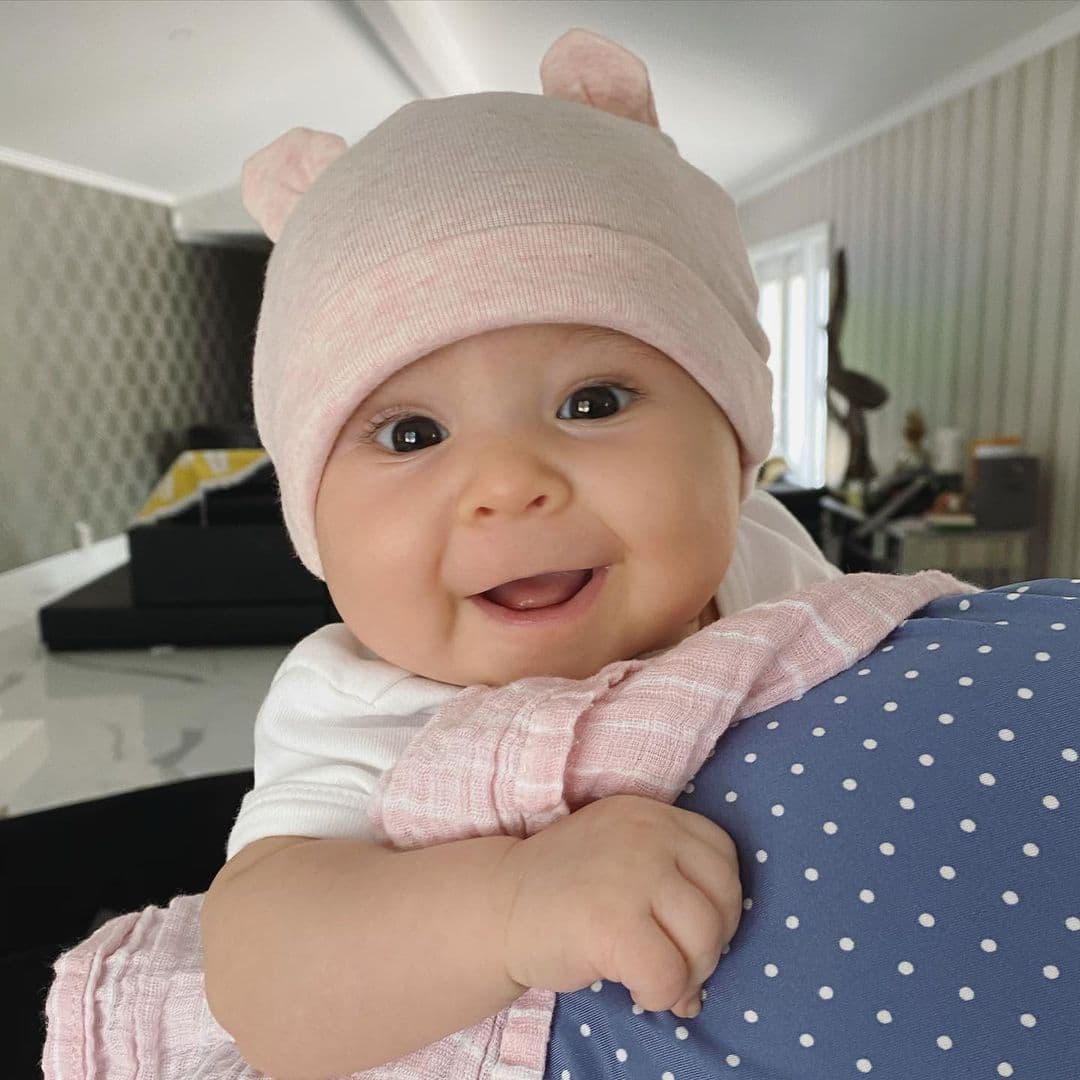 Dalett Hernández. La tercera hija del matrimonio conformado por Larry Hernández y Kenia Ontiveros llegó a este mundo el 23 de mayo. A su corta edad, la pequeña es toda una influencer pues cuenta con 250 mil seguidores en su cuenta oficial de Instagram.