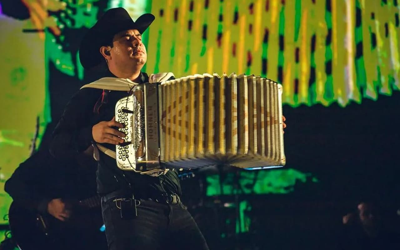 Alfredo Olivas corre de su concierto a asistente que lanzó una botella