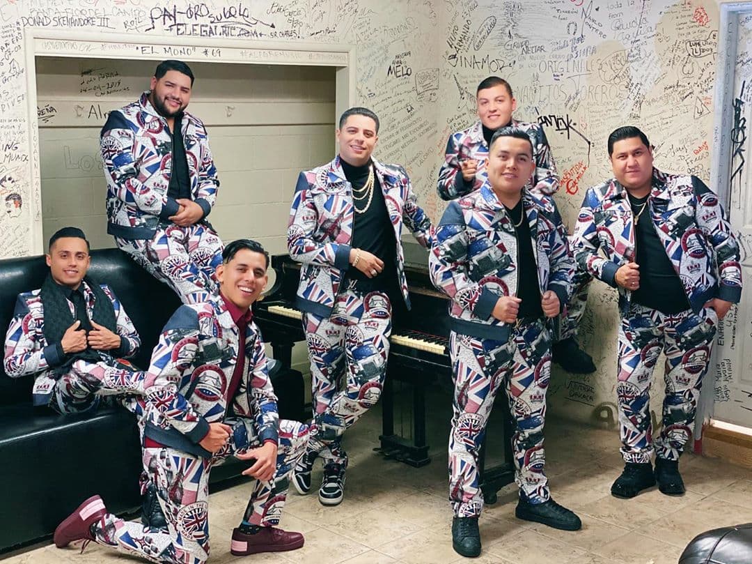 Grupo Firme es conformado por Eduin Caz (líder y vocalista), Joaquín Ruiz (bajosexto), Abraham Hernández (vocalista), Jhonny Caz (vocalista), Christian Téllez (bajo), Fito Rubio (batería) y Dylan Camacho (acordeón).