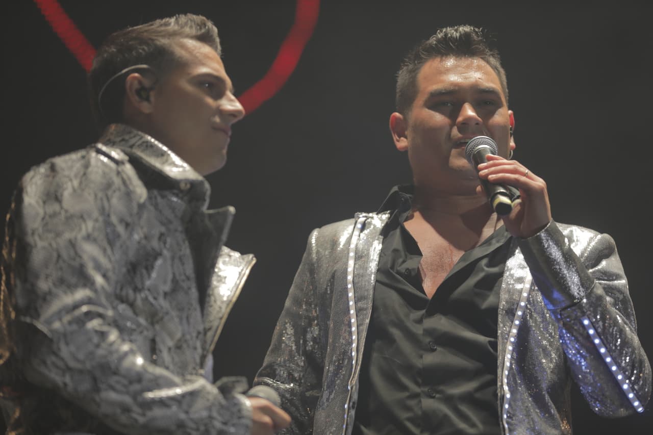 Los invitados especiales fueron regresando el escenario, esta vez para interpretar los éxitos de Banda Los Recoditos al lado de la agrupación. Pipe Bueno fue el primero en unirse a esta dinámica.