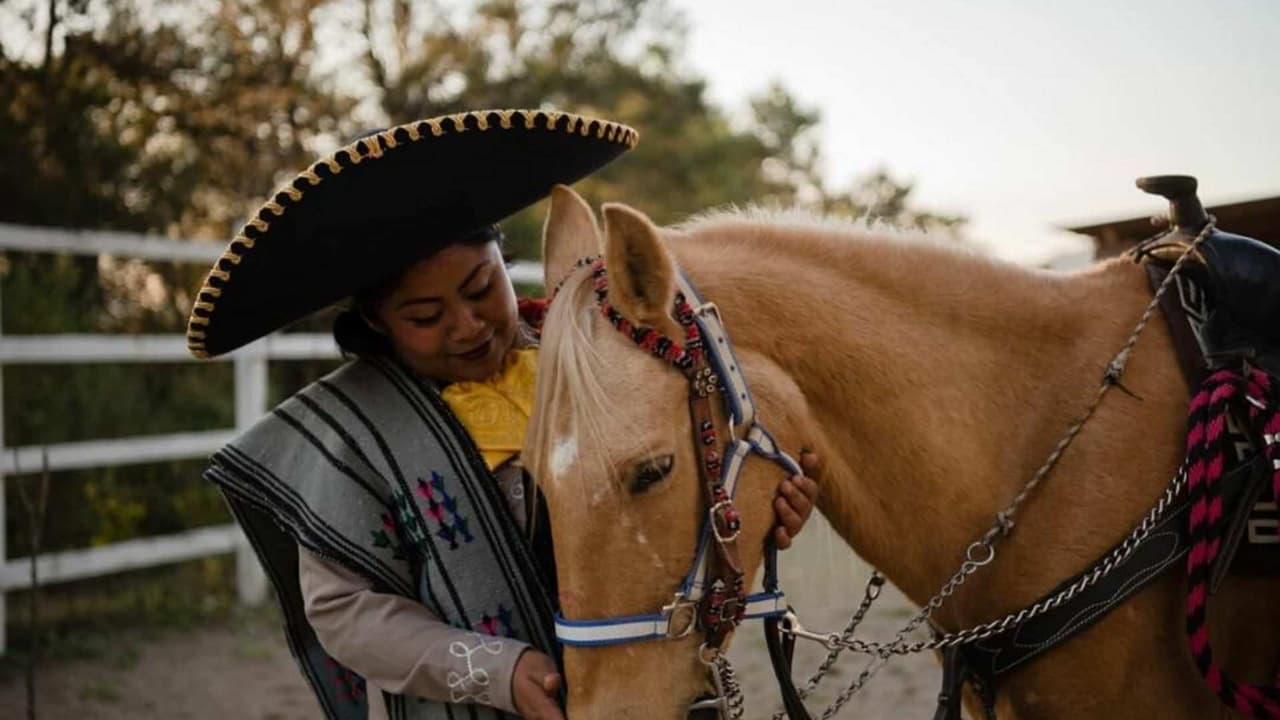 Ella es Luna Edith, la hermana de Yalitza Aparicio, que lucha por su sueño de ser cantante