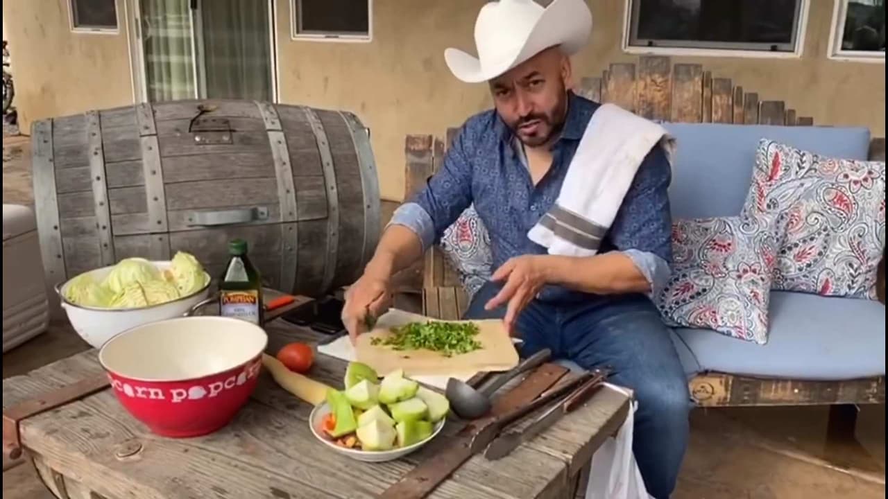 “Como si estuviéramos allá en el rancho”, Lupillo Rivera enseña cómo preparar un caldo de res