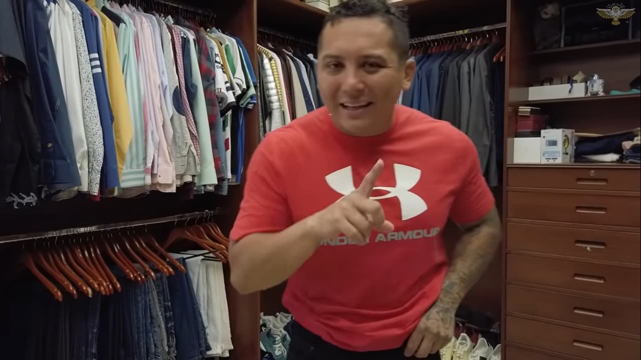 Cada uno, por separado ha mostrado sus lujosos closets. El vocalista de La Trakalosa de Monterrey presumió sus camisas, sacos y pantalones que tiene.