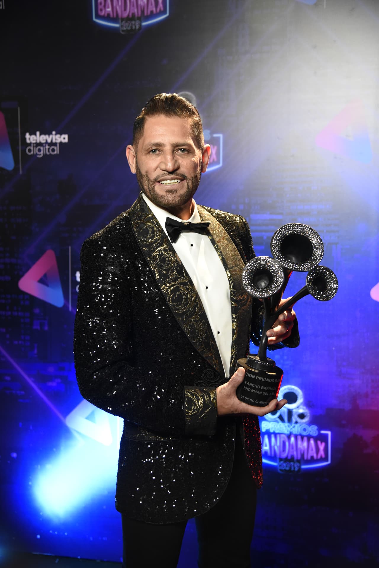 Pancho Barraza se llevó el reconocimiento de "Show del año" y después de deleitar al público con un popurrí de sus canciones más populares, presumió su estatuilla.