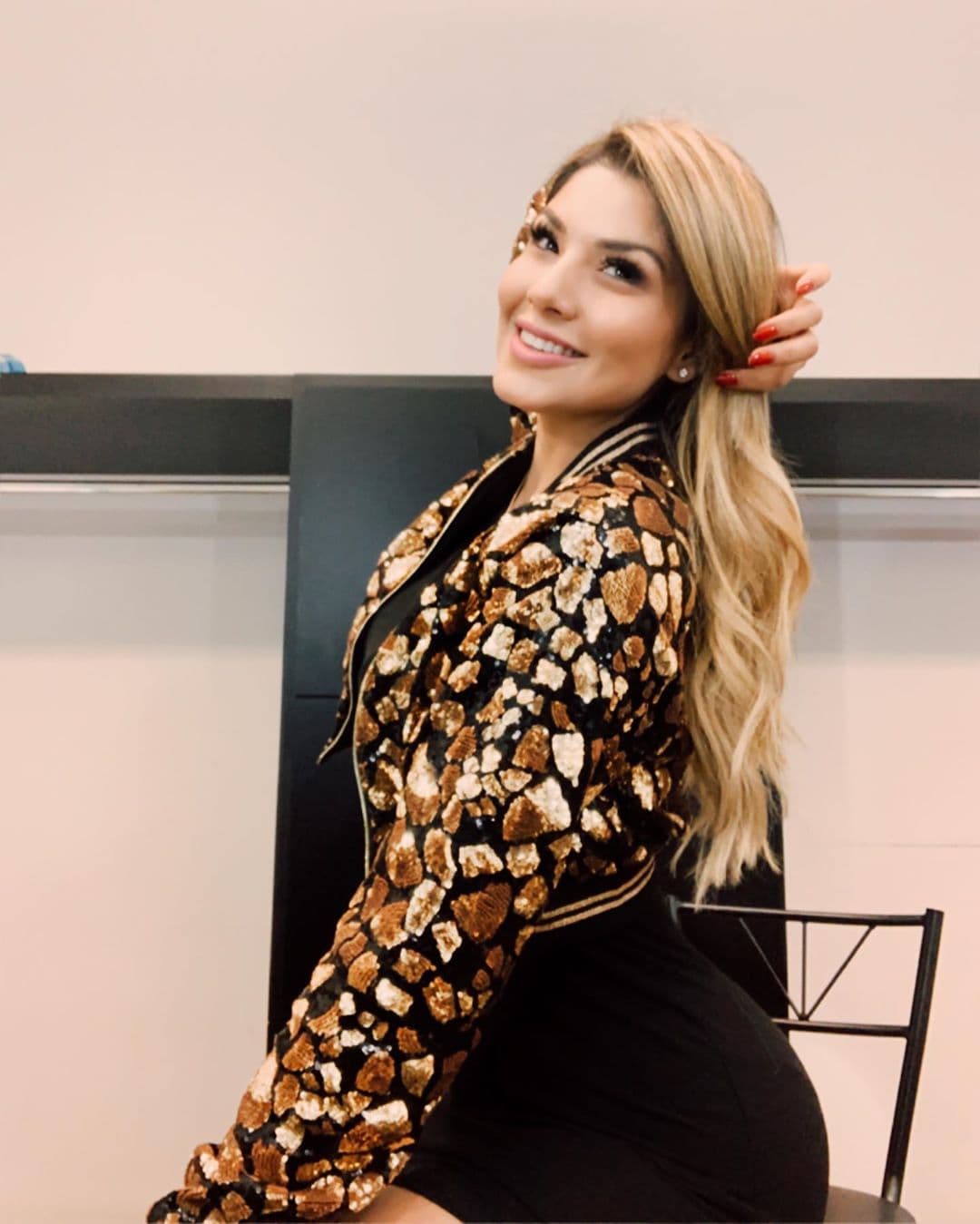 Se define como necia, rara y loca. También presume ser reportera, locutora de radio y conductora de TV.