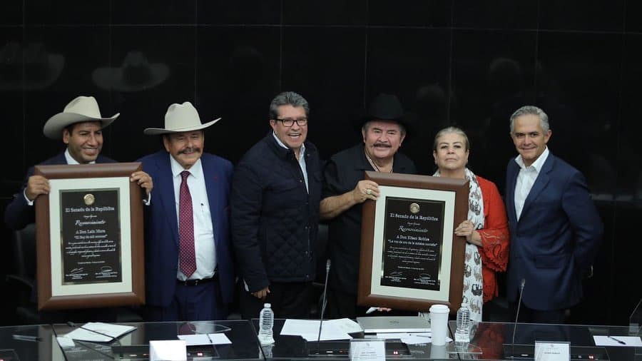 Eliseo Robles presumió su reconocimiento otorgado por el Senado.