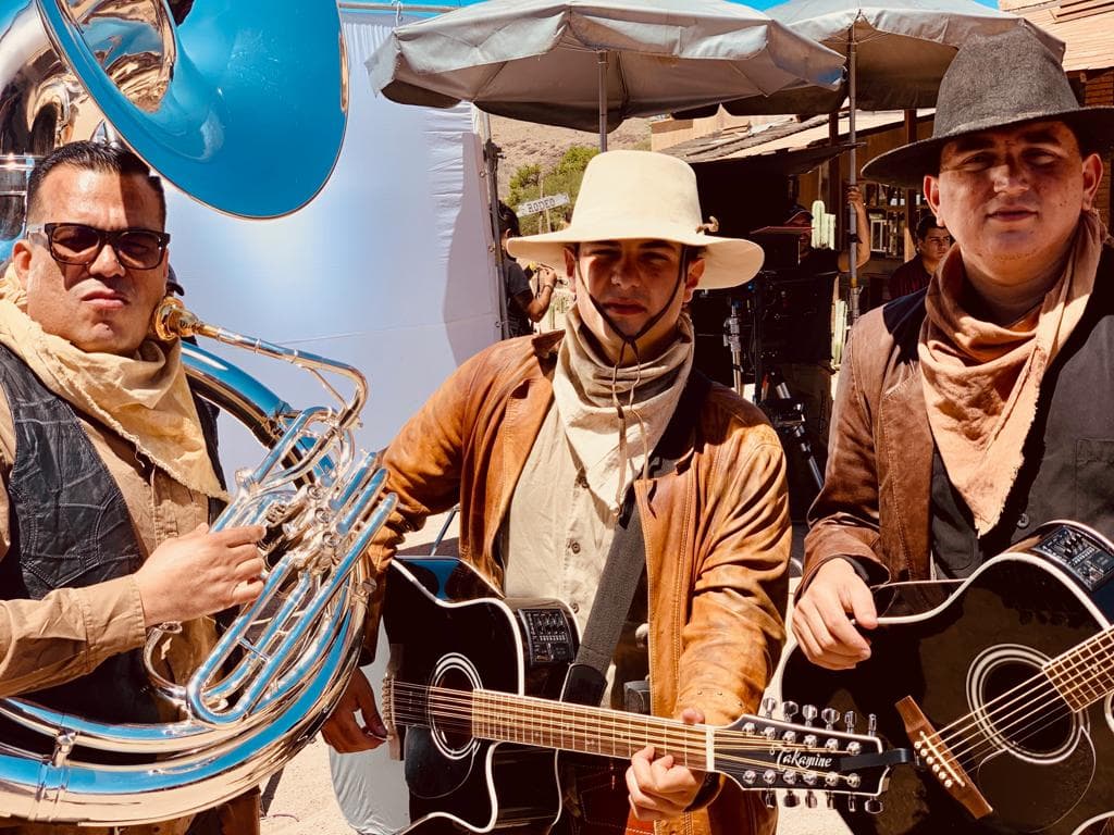 "Tres Botellas", nuevo sencillo y video de Los Plebes del Rancho de Ariel Camacho, ya está disponible en plataformas digitales y canales de video.