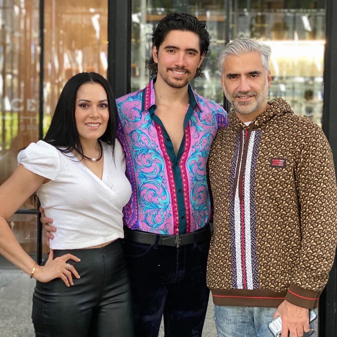En compañía de sus padres, América Guinart y Alejandro Fernández, familaires, amigos y su prometida, Alex Fernández festejó sus 27 años en un restaurante de Guadalajara.