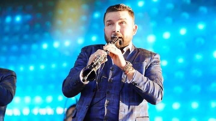 Poncho comparte emotivo momento y dedica canciones a Germán y Joel Lizárraga