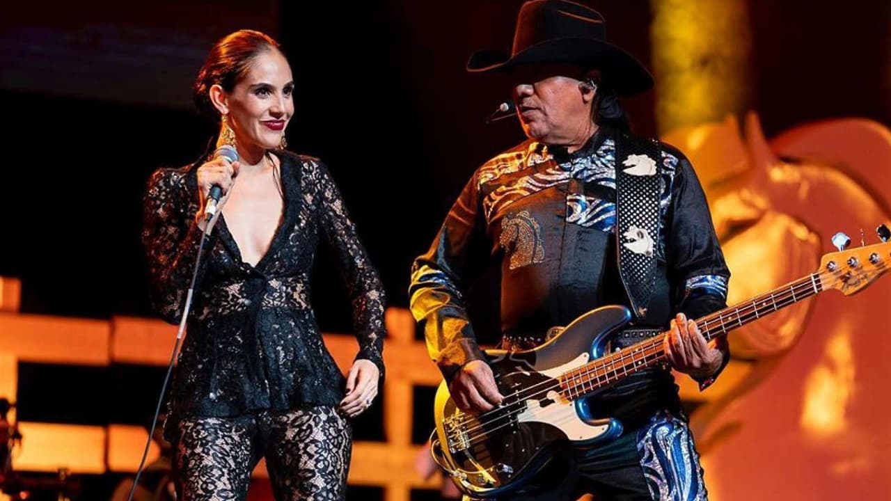 Bronco canta 'Adoro' con Sandra Echeverría