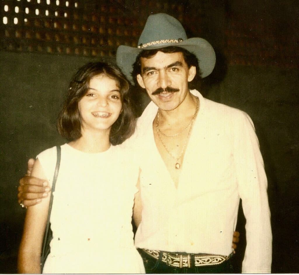 Hace unos años, Ana Bárbara compartió una imagen en la que se le ve en su niñez junto a Joan. "Mi querido Joan, gracias por quedarte en el corazón de todos los que disfrutamos de la trascendencia de tu ser, a través de la música que nos dejaste , te adoro mas allá de lo común!", posteó Altagracia Ugalde, nombre real de la intérprete, en honor de "El Rey del Jaripeo".