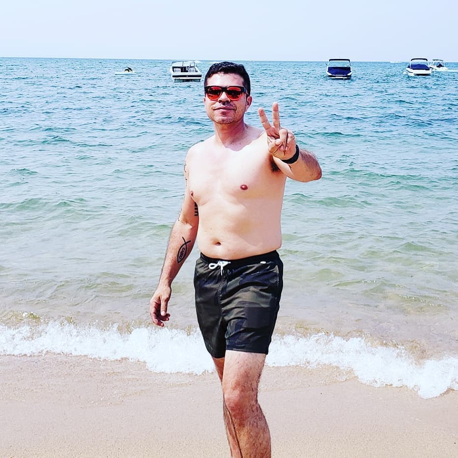 Jorge Medina saluda en la playa