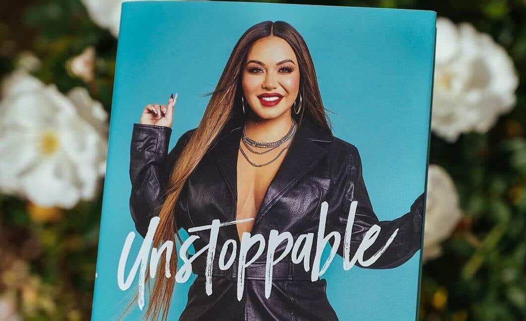 Chiquis hace fuertes revelaciones de su vida en el libro ‘Invencible’