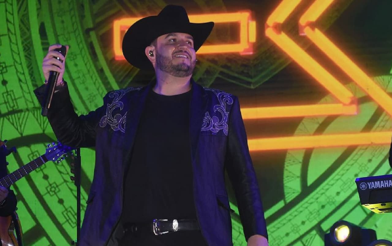 Edén Muñoz y Junior H preparan dueto llamado 'ABCDARIO'