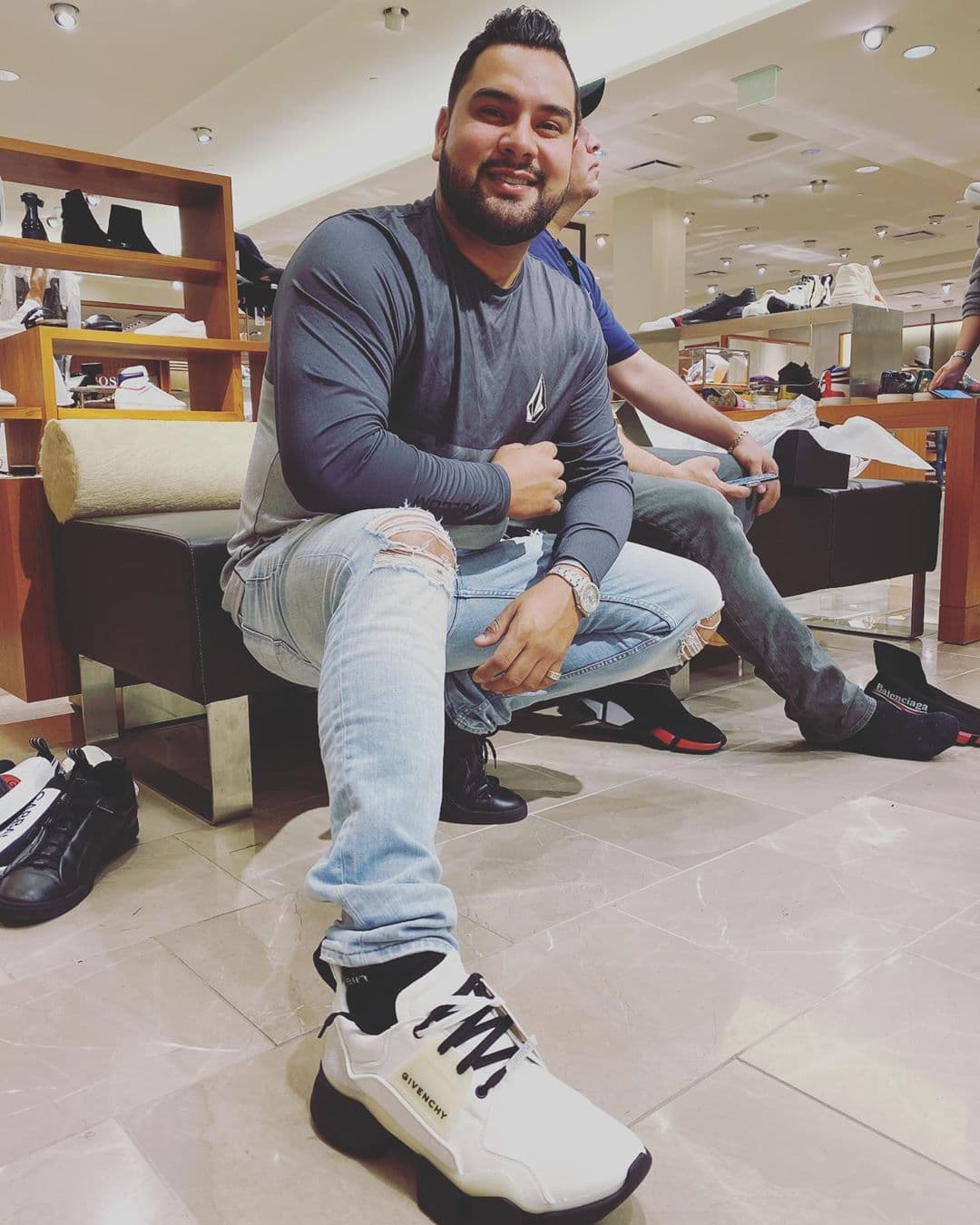 Su canción favorita de Banda MS es "Mi Razón de Ser" debido a que la grabó en el tiempo que su esposa esperaba la llegada de su primogénito, Alan.