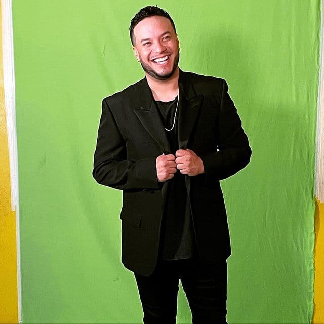 En 2018, Lorenzo Méndez salió de La Original Banda El Limón para impulsar su carrera como solista.