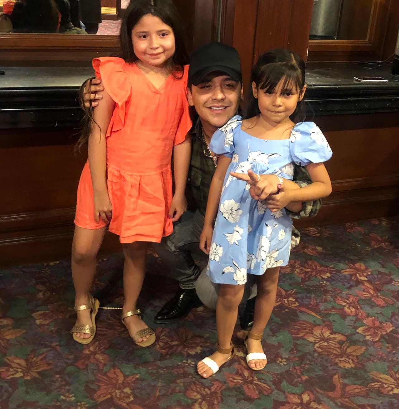 El pasado fin de semana, en la Feria de Gómez Palacio, Durango, Christian Nodal cumplió un deseo a dos pequeñas que buscaban su firma.