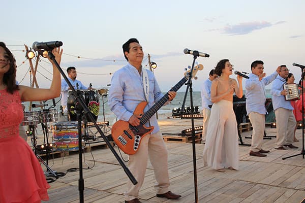 Mil millones de reproducciones en YouTube de "Nunca Es Suficiente" es motivo de orgullo para Los Ángeles Azules y Natalia Lafourcade, pero, su colaboración también tiene otros récords destacables.