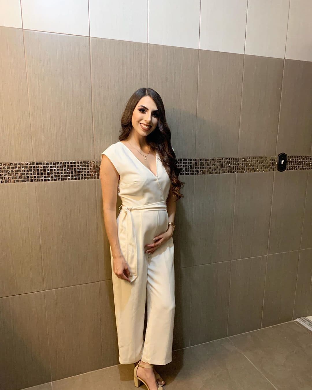 Cuando nació la más pequeña, Adhara, Virlán le escribió un emotivo mensaje: "Felicidades mi amor, eres una guerrera y una mujer increíble que no se raja jamas. Te respeto y te admiro mucho porque no te quiebras sobre todas las cosas".