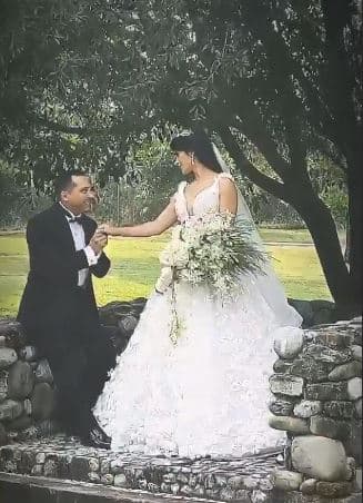 De acuerdo a las imágenes, los novios vistieron un smoking negro, cuyo color fue elegido por sus seguidores, y un vestido blanco adornado con flores de encaje.