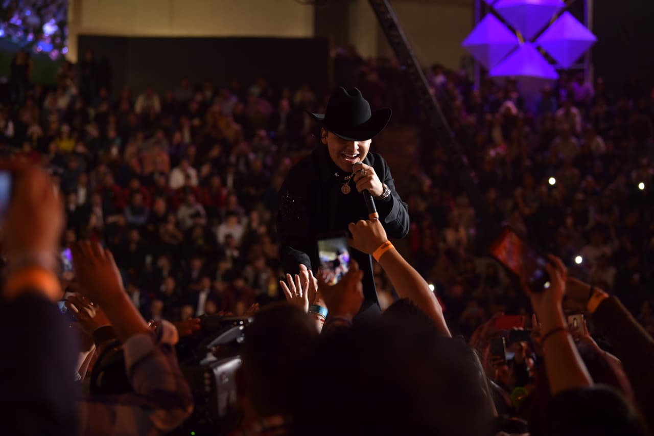 Christian Nodal reafirmó su gran momento que vive en su carrera al ofrecer el tema "No Te Contaron Mal", el cual fue coreado por sus fans.