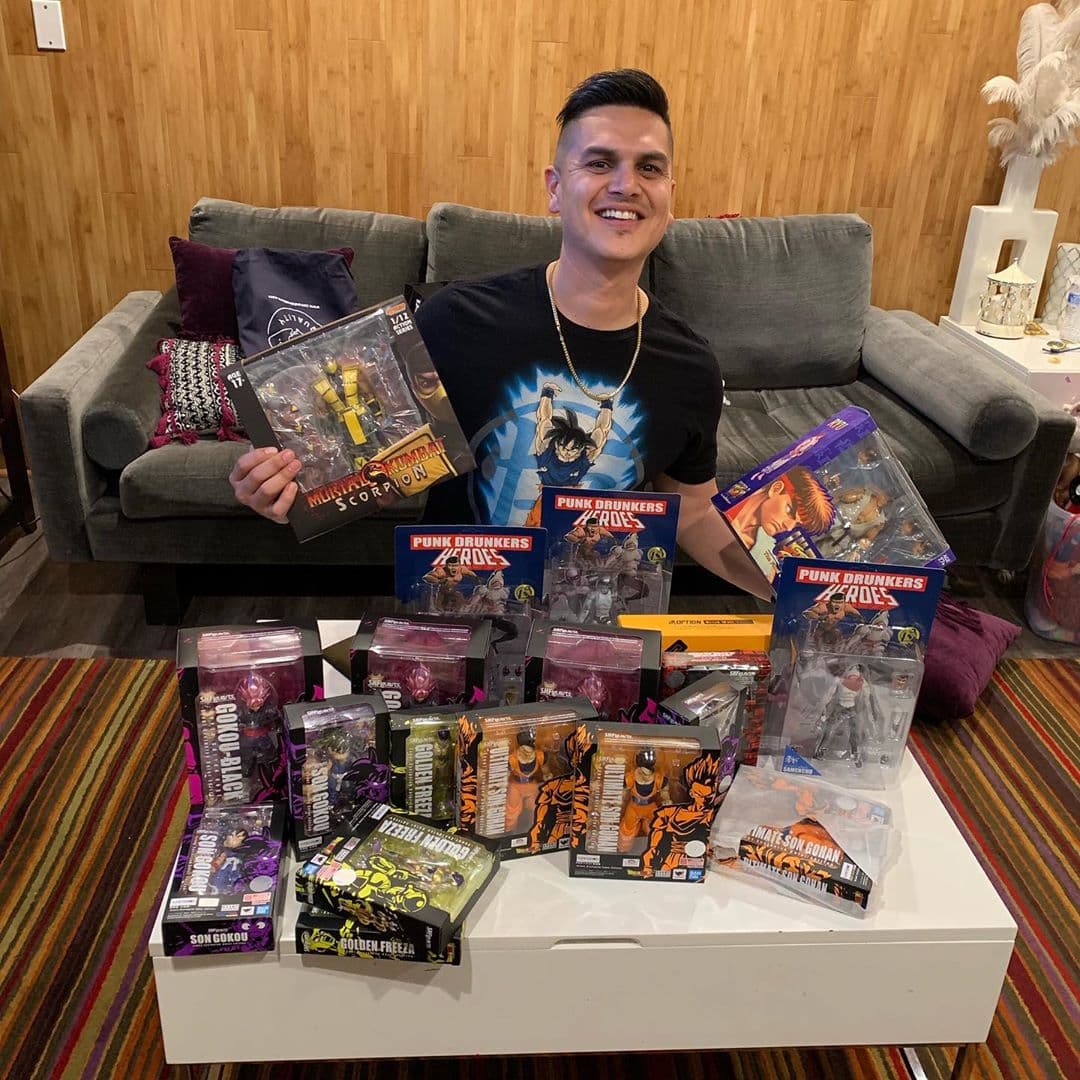 Régulo presumió a sus más de 2 millones de seguidores en Instagram lo adquirido en su visita a la Comic Con.