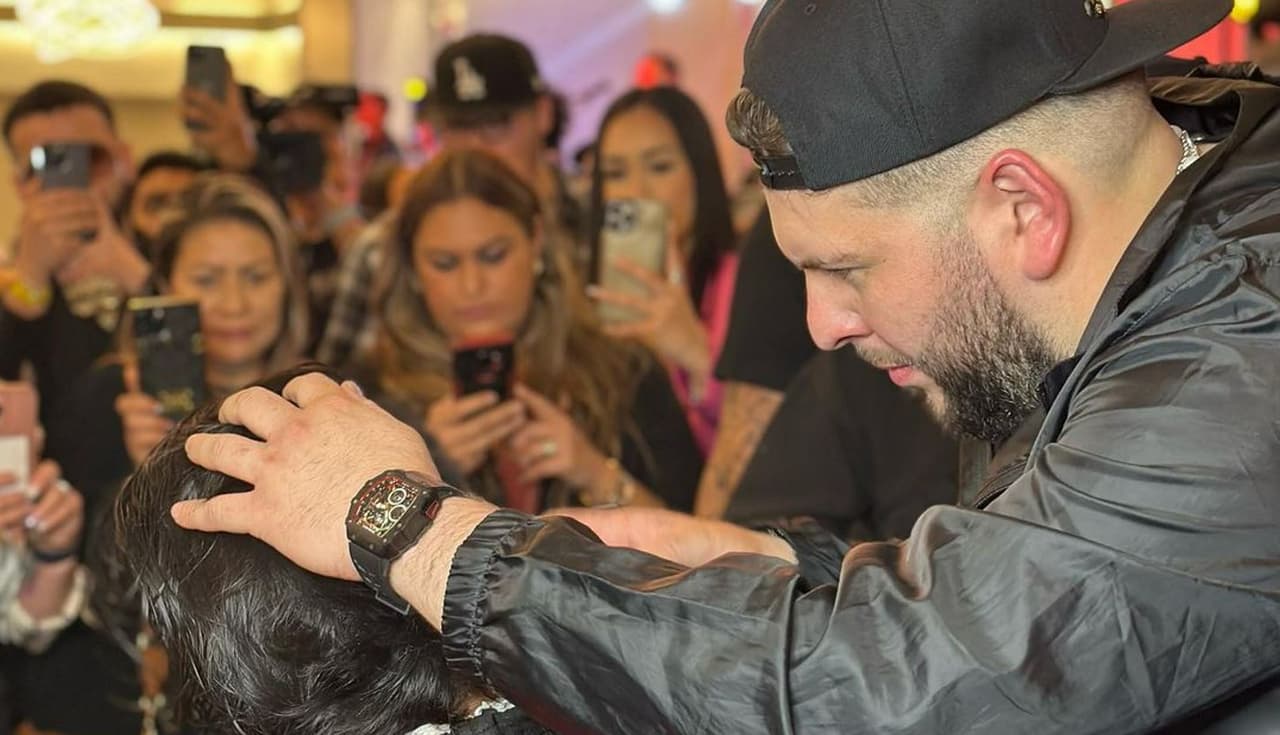 El Fantasma presume sus habilidades para cortar el cabello durante expo