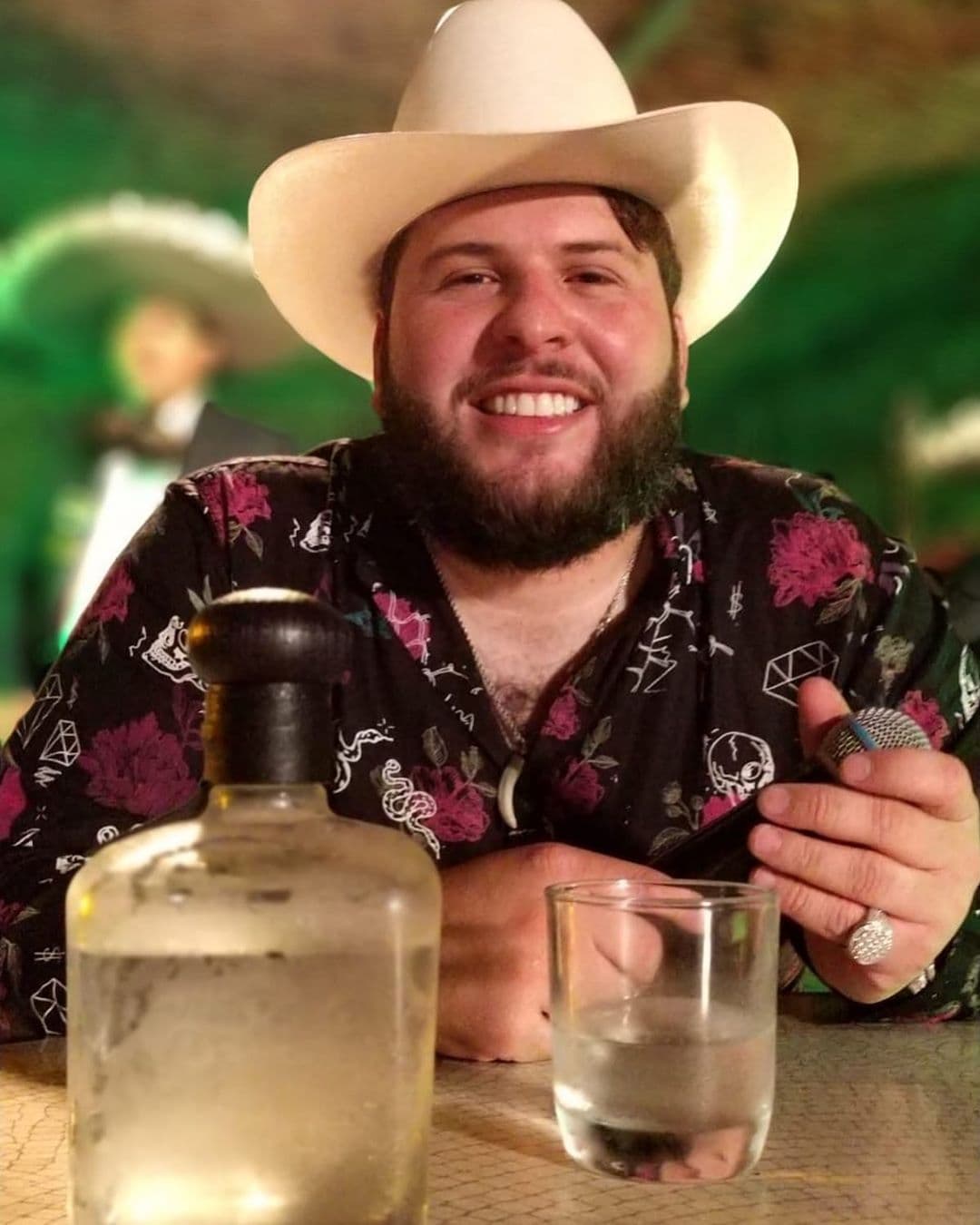 Por su lado, Alexander García, El Fantasma ha posicionado en el gusto de su público uno de sus últimos temas, "Borracho de Cochera", que entró al Top 50 de Billboard.