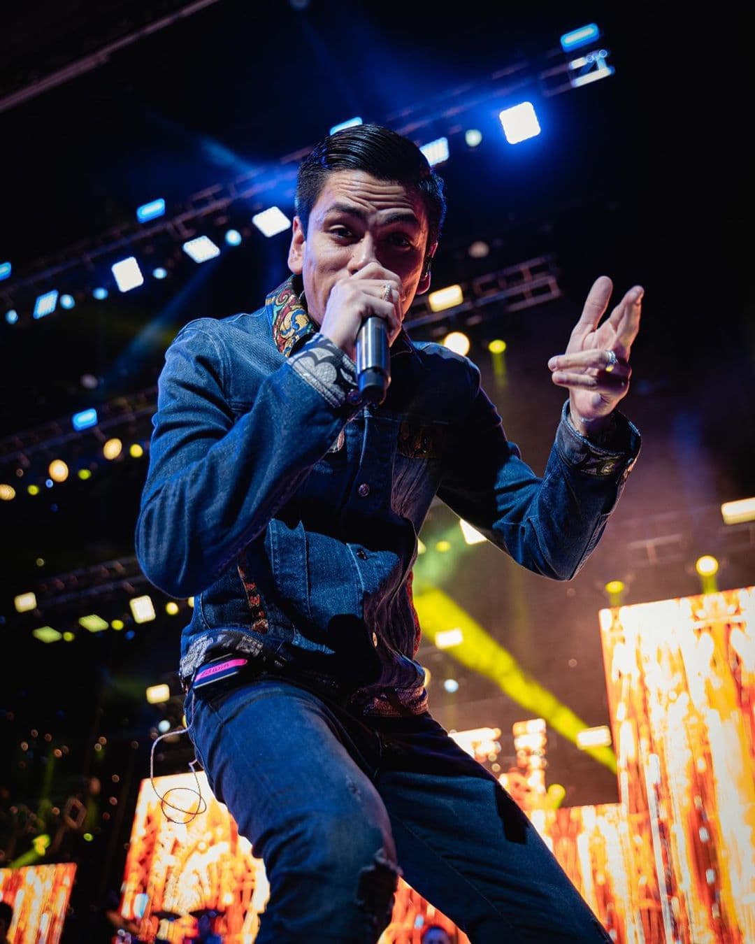 Virlán García estrenó "Los 2020's", canción que habla de los deseos que tiene una persona de vivir durante cada año con su persona amada.