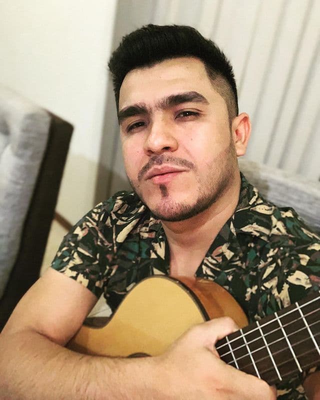 Entre los discos que ha lanzado en su corta carrera están "Pa' los Mal Agradecidos", "Composiciones y No Imitaciones", "Amistad y Pesos" y recientemente "Yo Soy de la Sierra".