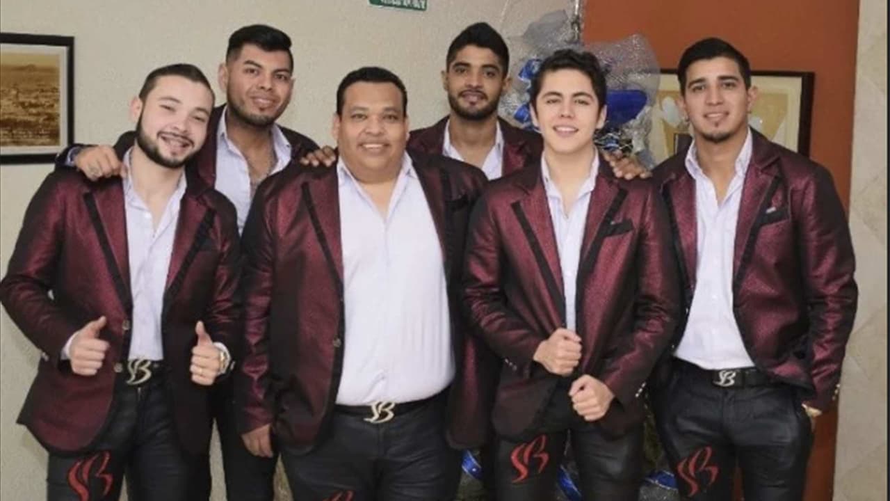 Banda Los Sebastianes se echó divertido palomazo con sus fans