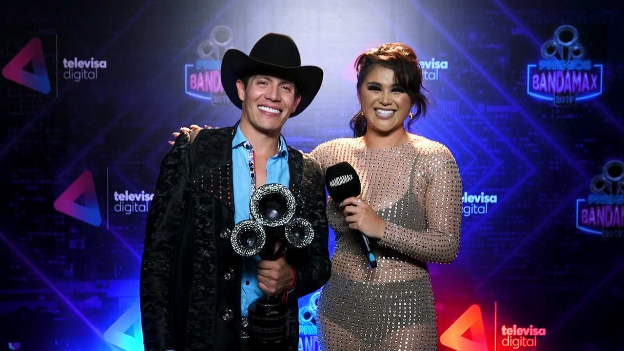 Nervioso y contento recibió Fer Corona el Premio a Artista  Regional Digital