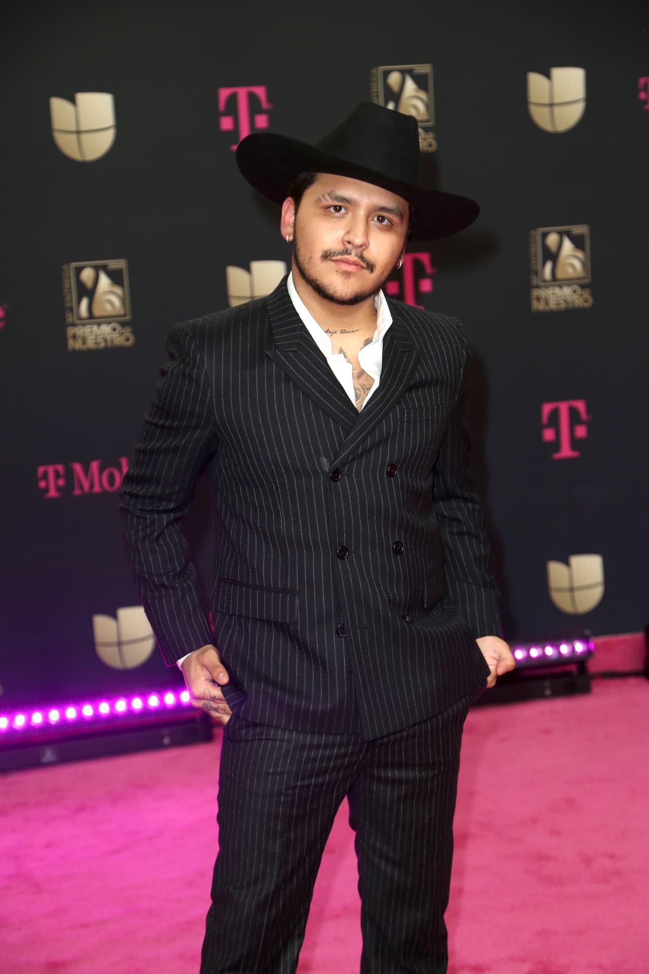 Christian Nodal lució un traje negro a rayas, acompañado de un sombrero negro. El sonorense estuvo nominado en seis categorías, incluyendo Artista Premio Lo Nuestro del Año y Álbum del Año. Nodal se convirtió en el Artista del Año - Regional Mexicano.