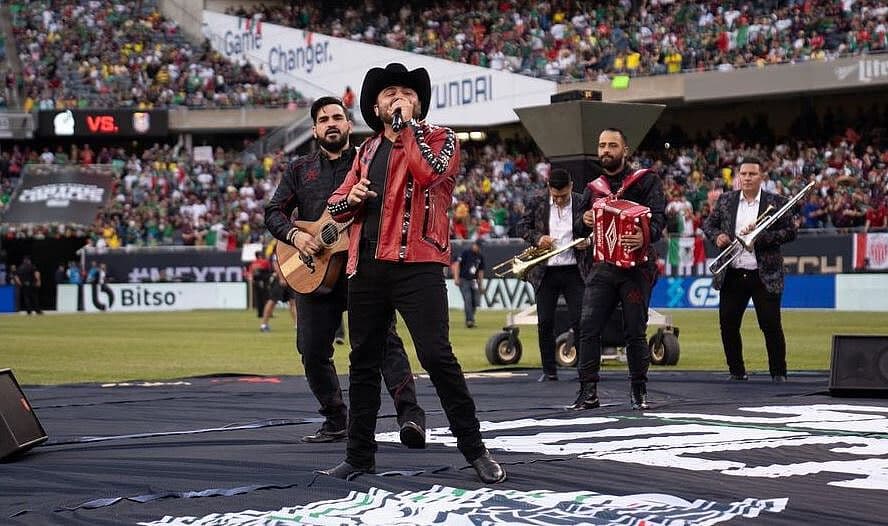 Gerardo Ortiz se presentó en el partido entre México y Ecuador