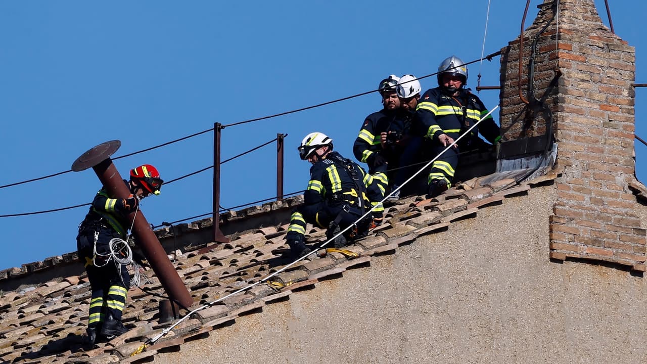 Todo listo para el cónclave: instalan la chimenea en la Capilla Sixtina que anunciará al nuevo papa