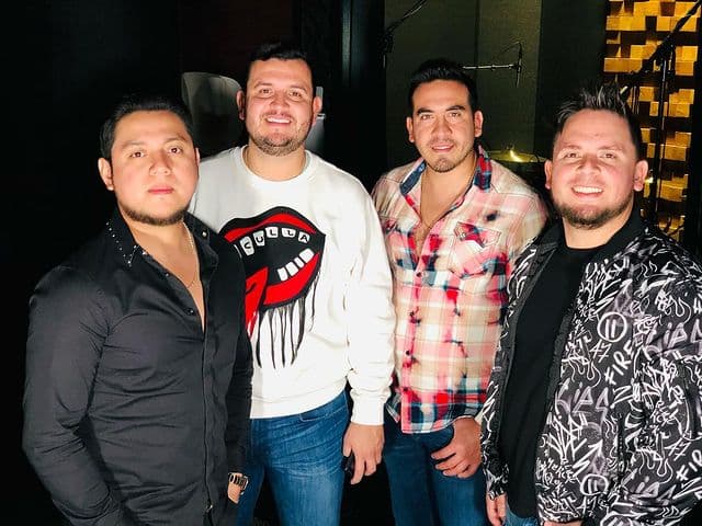 Calibre 50. El cuarteto sinaloense tiene 1.6 de seguidores que los colocan como de los más populares en Instagram. En la red social, Edén Muñoz y sus compañeros de grupo comparten su día a día en materia profesional.