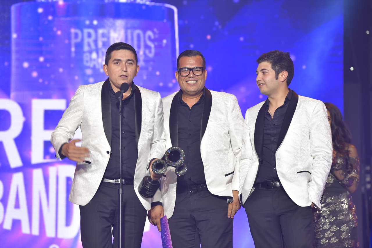 Los Plebes del Rancho dedicaron la presea de Canción Sierreña a Ariel Camacho, quien falleció en 2015.