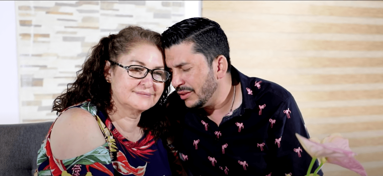 Si hay alguien que ama a su madre con todo su corazón, ese es 'El Flaco'. Luis Ángel Franco publicó para un Día de las Madres, el video musical de su canción 'El Tiempo No Perdona', en el que aparece al lado de su mamá, la señora María Isidra Rivera. "Hoy estás conmigo y quiero aprovechar, quiero abrazarte, te quiero besar" son algunas de las palabras que le dedica el cantante a quien le dio la vida.