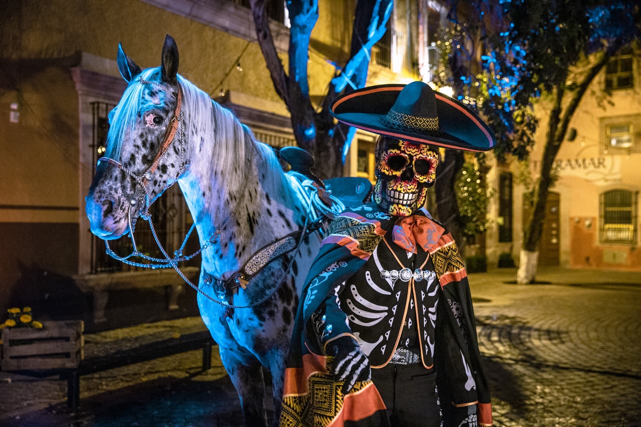 "Mexicano Hasta Los Huesos" es la punta de lanza de una serie de proyectos que tiene preparado el intérprete de "Por Mujeres Como Tú", de los que se irán dando a conocer poco a poco. Además, el cantante adelantó que la idea es hacer un disco de este proyecto, en un futuro.