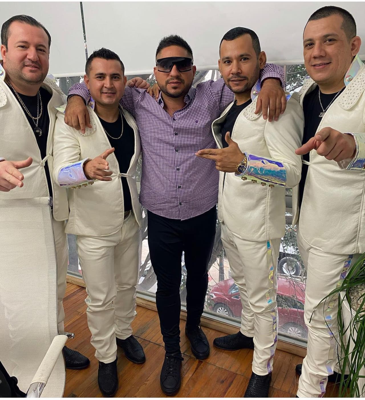 Vicente Zambrano (centro en imagen) es el mánager de Los Buitres de Culiacán.