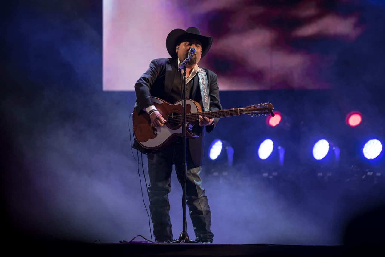 Intocable en el cierre de actividades del día uno del VIve Latino