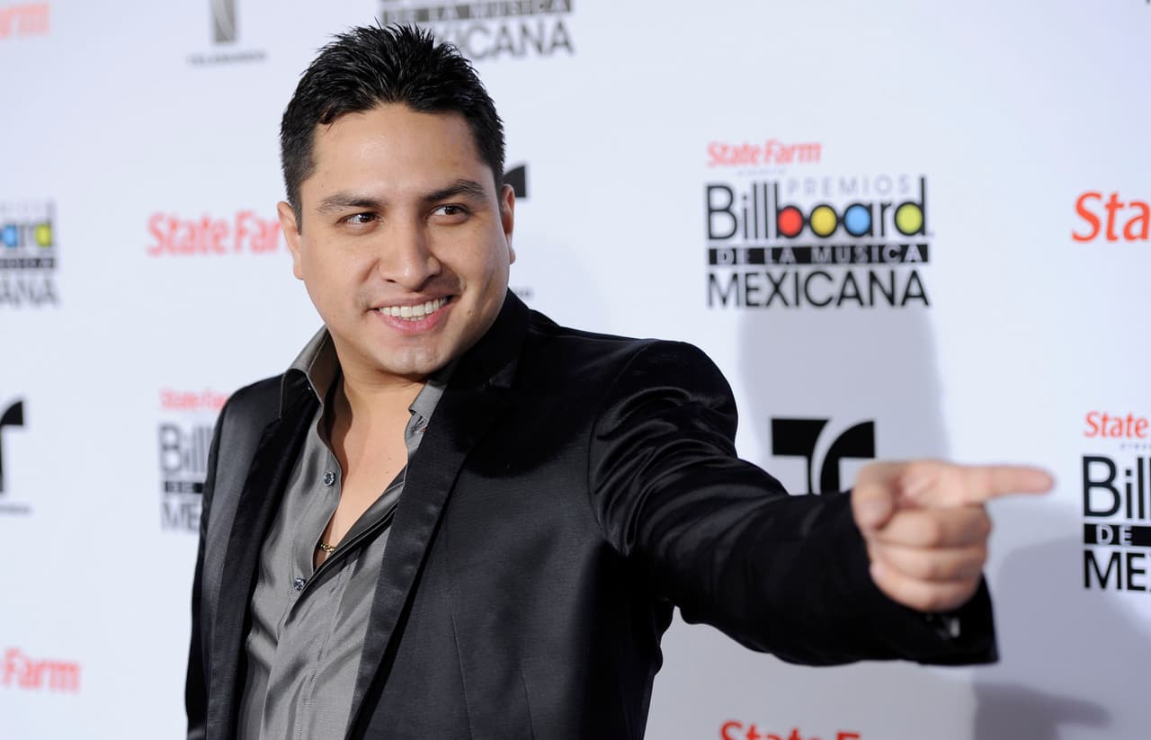Julio César Álvarez Montelongo comenzó su carrera como solista en el regional mexicano en el año 2007, consiguiendo ser uno de los grandes referentes del género.