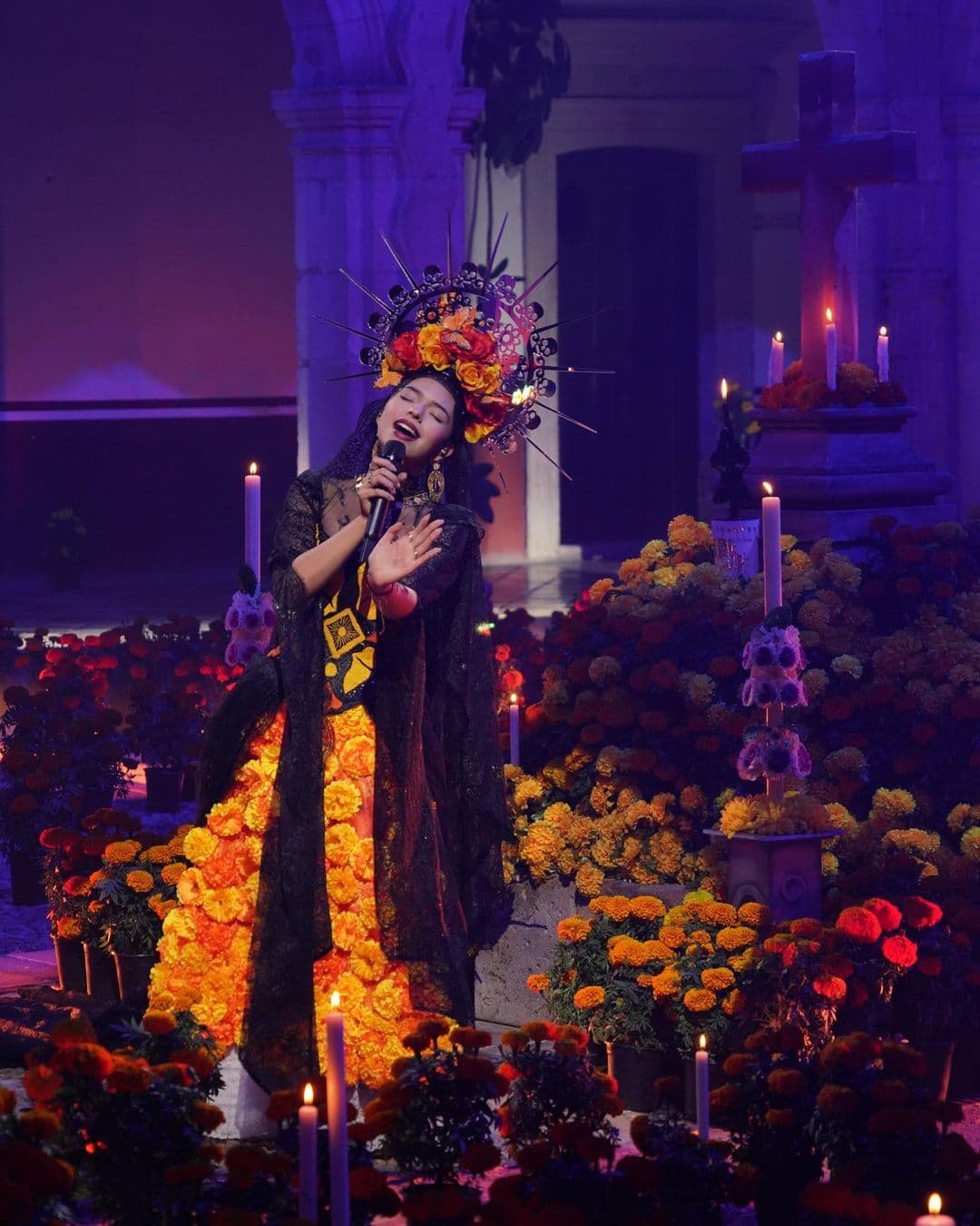 El video oficial de "La Llorona", publicado en YouTube en 2018, cuenta con más de 128 millones de reproducciones en YouTube.