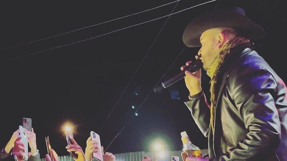 Claudio Alcaraz sufre tremendo susto por accidente en carretera