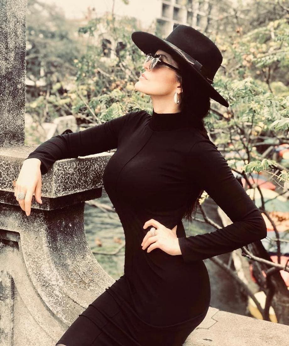 Vestidos, sombreros y accesorios: Estos son los mejores looks de Ana Bárbara