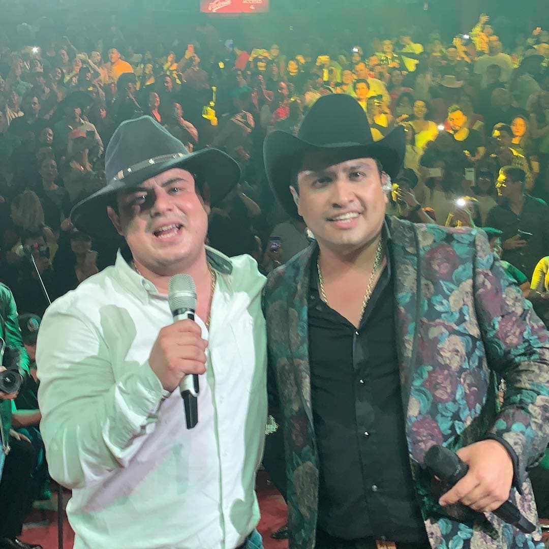Julión Álvarez tuvo como invitado a Alfredo Olivas en su actuación en el Palenque de Texcoco.
