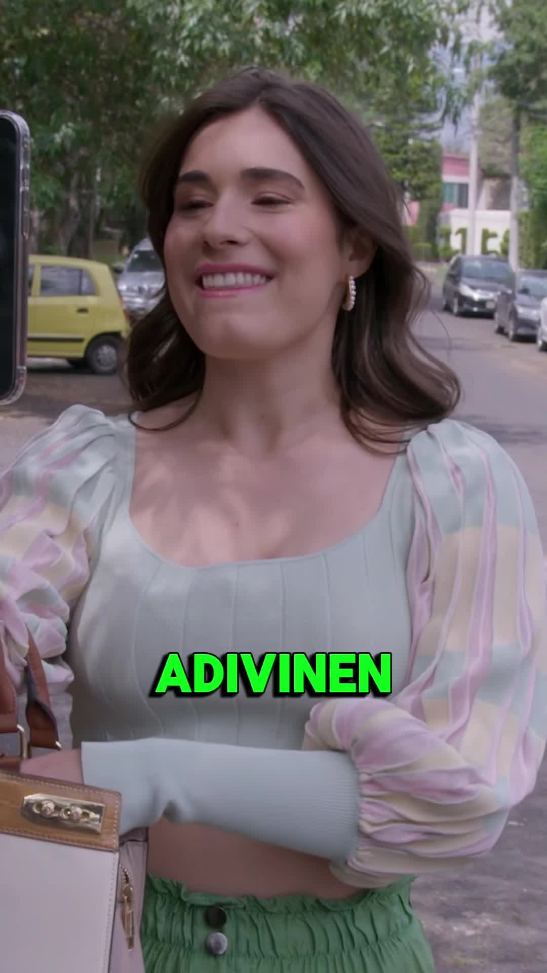 Tiene cinta canela para callarla